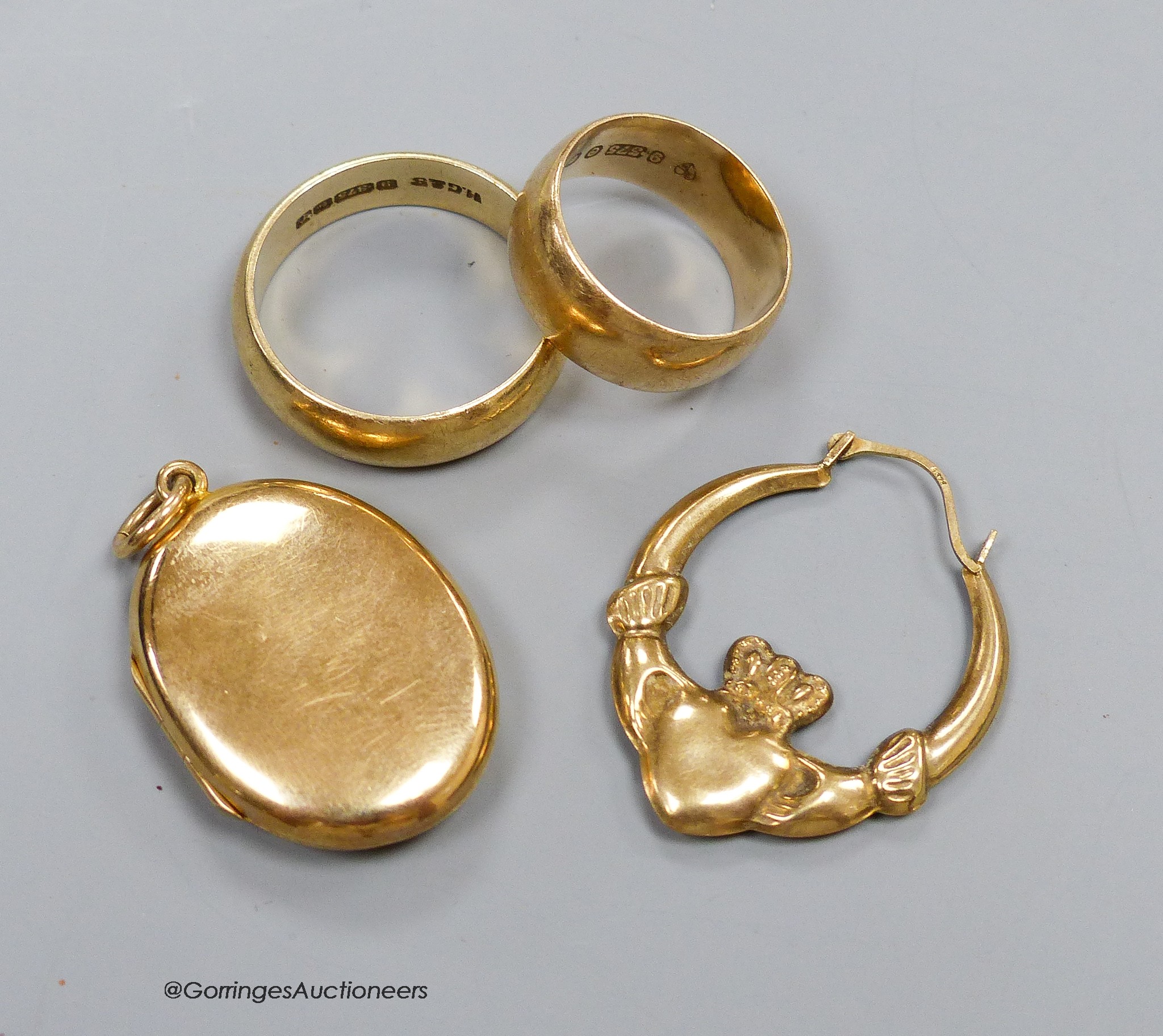Two 9ct. gold bands, a locket and an ear ring, 15g.